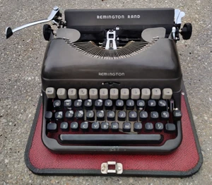 1949 Remington Rand tragbare Schreibmaschine mit Koffer - funktioniert super Vintage Klassiker - Bild 1 von 10