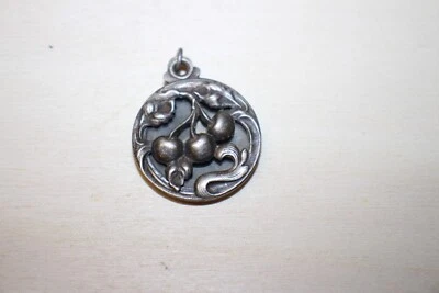 Ancien porte photo pendentif à décor de cerises - Photo 1/3