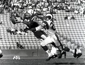 RAYMOND BERRY CATCHES PASS FROM UNITAS COLTS ALL TIME GREAT photo 8 x10 - Picture 1 of 1