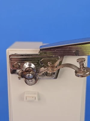  Abridor de latas Rival blanco vintage con afilador de cuchillos modelo CN 740 hecho en EE. UU.  Foto 1 de 4