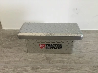 Caja de herramientas de hojalata de suministro de tractor miniatura porta tarjetas se adapta a camión Tonka vintage Foto 1 de 4