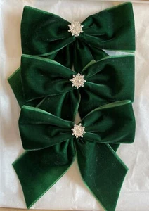 Green velvet 5" tie on xmas tree bows with diamante snowflake centre - Picture 1 of 3