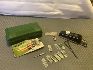 VINTAGE SINGER KNOPFLOCHAUFSATZ MIT 9 SCHABLONEN, SCHÖNEM KOFFER & SCHRAUBENDREHER - Bild 1 von 12