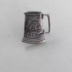 Pin de solapa vintage de peltre Fyfe y tambor cerveza piedra - Imagen 1 de 2
