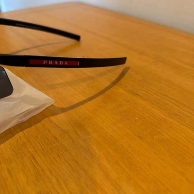 Óculos PRADA preto com detalhes vermelhos feitos na Itália nunca usados, novo em folha - Imagem 1 de 4