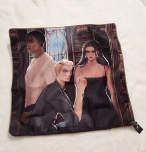 FUNDA DE ALMOHADA EXCLUSIVA DE HAIRYLOOT THE ATLAS SIX FUNDA DE ALMOHADA NUEVA CON ETIQUETAS - Imagen 1 de 3