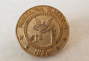 Vintage 1968 PRESIDENTIAL CLASSROOM Inc. Anstecknadel Pin Rückseite Präsidentensiegel - Bild 1 von 4