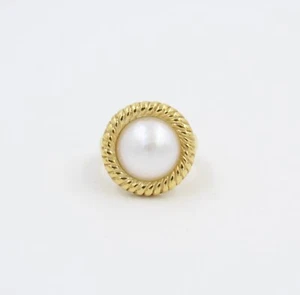 Gelbgold Ring mit einer Mabe Perle umwickelt von einem Goldfaden Geschirrtuch - Bild 1 von 3