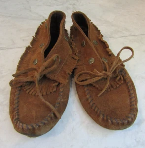 Minnetonka braun Fransen Medaillon Wildleder Leder Krawatte Mokassin Damenschuhe 7 M - Bild 1 von 5