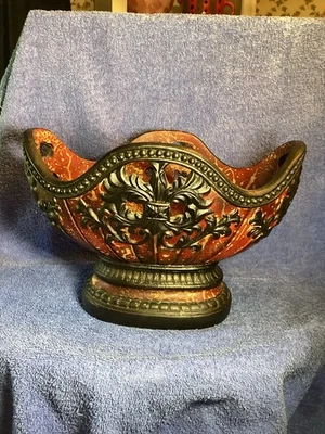 Pieza central decorativa cuenco acabado rojo y dorado envejecido y detalles ornamentados negros Foto 1 de 4