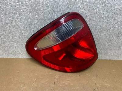 Lanterna traseira esquerda Dodge Grand Caravan 2004 a 2007 fabricante de equipamento original V5172 DW - Imagem 1 de 4