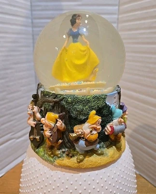 Caja de música globo de nieve Disney Blancanieves y siete enanitos  Foto 1 de 4