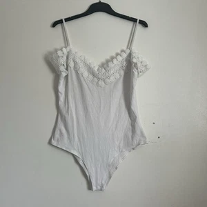 Lipsy London White Bodysuit Size 18 Floral Flower Embroidered Cold Shoulder - Picture 1 of 7