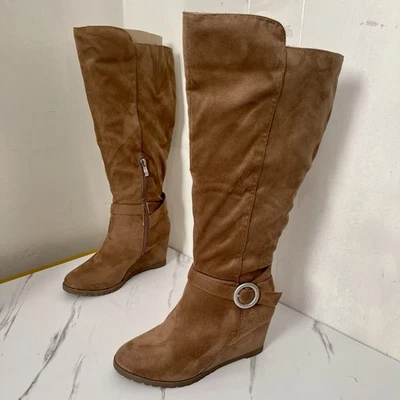 JOURNEE COLLECTION 女式 6 微型麂皮绒及膝高坡跟靴 TAN 宽小腿 — 第 1/4 张图片