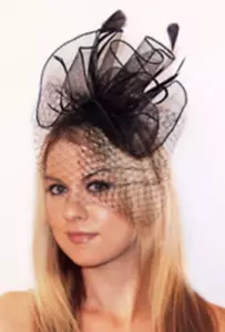 Cappello Fascinator organza nera con piume e rete clip su donna vestito cappello - Foto 1 di 1