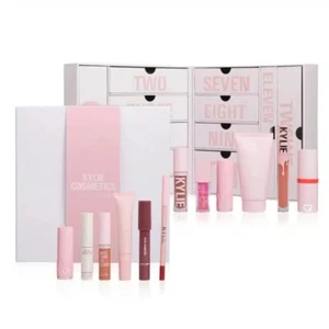 KYLIE Cosmetics CALENDARIO DE ADVIENTO 2024 Set de Maquillaje Navidad Vacaciones ¡NUEVO EN CAJA! - Imagen 1 de 5