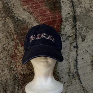 Klassischer schwarzer Strapback-Hut Harvard University weinrot Ivy League The Coop Einheitsgröße - Bild 1 von 4