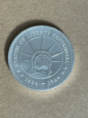 STATUE OF LIBERTY CENTENNIAL COIN 100 Anniversary SILVER PLATED 1884-1984 - Image 1 of 4