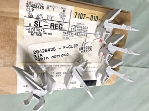 5 Clips NOS 20428425 GM Windshield F-Clips - Bild 1 von 8