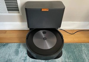Roomba j7+ Robot Vacuum Plu SLIGHTLY USED Top Has Damage No Issues - Picture 1 of 2