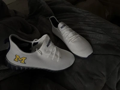 NUEVO ZAPATO PARA CORRER FOCO MICHIGAN WOLVERINES NCAA BLANCO CON LOGOTIPO DEL EQUIPO PARA HOMBRE TALLA 11 Foto 1 de 4