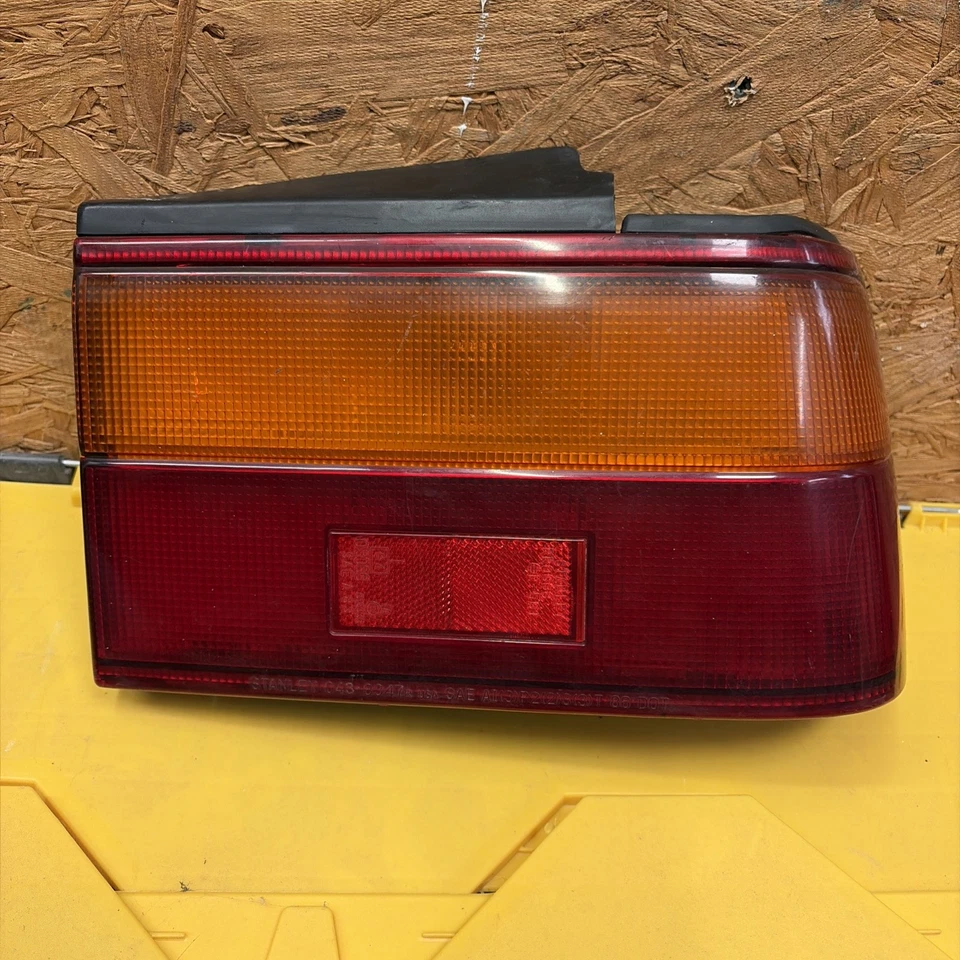 Luz trasera derecha del lado del pasajero Honda Accord 1986-1989 sedán Foto 1 de 4