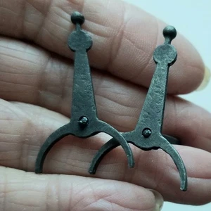 DOLLHOUSE MINIATURE ARTISAN WROUGHT IRON ANDIRON SET BY OLDE MOUNTAIN MINIATURES - Picture 1 of 4