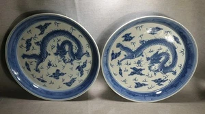 Ein Paar chinesische orientalische blau-weiße Drachen große Teller Porzellan D 30 cm - Bild 1 von 4