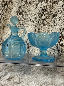 Vintage RARO Moneda Azul Fostoria Vidrio CRUET con Tapón 6" y Juego de Plato de Caramelo - Imagen 1 de 12