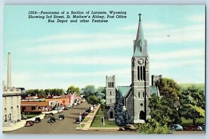 Tarjeta postal de Laramie Wyoming c1950 Panorama de sección Oficina de correos Autobuses Depósito Iglesia - Imagen 1 de 2