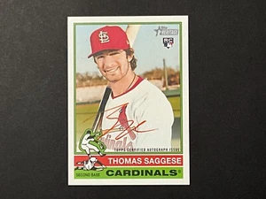 2025 Topps Heritage Baseball ROSSO AUTO 33/76 Thomas Saggese St Louis Cardinals RC - Foto 1 di 2