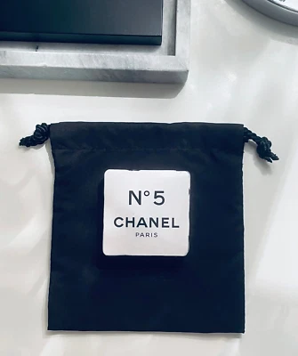 Chanel No Роскошное хлопковое полотенце для рук с белым и черным логотипом коллекция 5 Factory 5  - Изображение 1 из 4