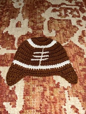 Casco de fútbol americano sombrero de ganchillo para bebé talla 0-3 meses Foto 1 de 2