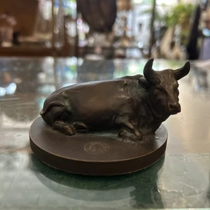 SUPERB VINTAGE BRONZE GARANTI FOUNDRY BULL COW HEIFER PAPERWEIGHT MARKED - Picture 1 of 7