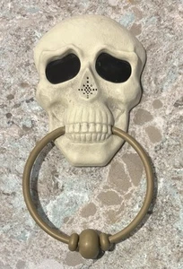 ๐ DECORAZIONE HALLOWEEN Illumina Parlante PORTA BATTENTE TESCHIO FUNZIONANTE - Foto 1 di 2