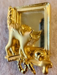Vintage! AJC goldfarbene Brosche Scaredy Katze Kätzchen schaut in Spiegel Anstecknadel sehr guter Zustand  - Bild 1 von 3