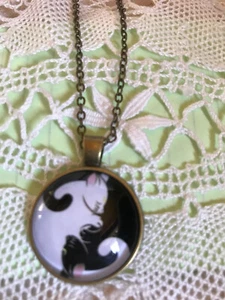 Collar Cat Ying Yang, cadena de 20", tiene una cúpula de acrílico transparente sobre gatos - Imagen 1 de 1