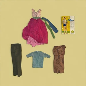 Lotto vestiti e brochure vintage anni 60 Mattel Barbie Ken Skipper #937 #785 #1638 - Foto 1 di 12