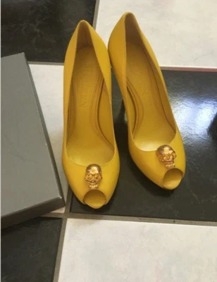 100% AUTH Alexander McQueen Yellow Leather Skull Ornament PeepToe Pumps Sz 37.5 - Image 1 of 4