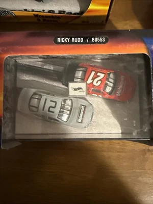 Hot Wheels Wrenchin' & Racin' Ricky Rudd Edición Limitada 1/64 Estuche Acrílico Diecast Paquete de 2 Foto 1 de 4