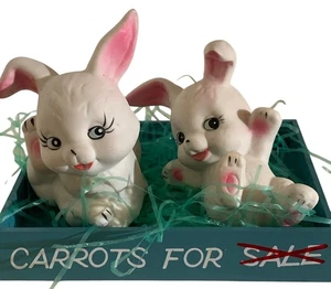 Vassoio statuine coniglietto ceramica vintage "Carote in vendita" espositore alto 4" - Foto 1 di 15