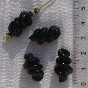 4 PERLES TWIST TOUPIE VERRE LAMPWORK NOIR LUSTRÉ 20mmx13mm boucles colliers*L315 - Picture 1 of 1