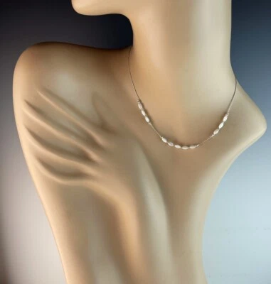 Creación de zorro blanco: plata líquida de ley con cuentas de madreperla Foto 1 de 4