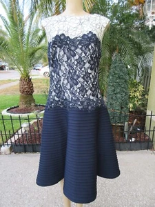Abito Tadashi Shoji blu navy pizzo e gonna plissettata taglia 12 elegante cocktail party - Foto 1 di 12