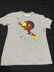 Nike Dri Fit Atlanta Hawks Maskottchen Harry the Hawk grau T-Shirt - Größe L - Bild 1 von 3