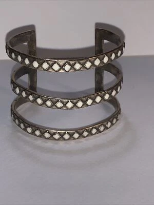 Brazalete ancho con forma de diamante blanco marca Lucky esmalte en 3 filas de tono dorado Foto 1 de 4