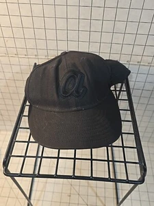 Atlanta Braves schwarze Baseballkappe/Mütze Cooperstown Collection tailliert Größe 7 3/8 - Bild 1 von 4