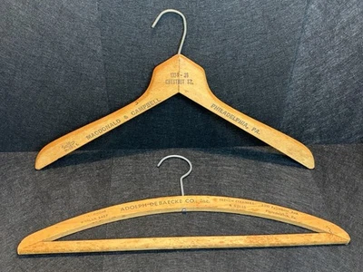 De colección Perchas de Madera Traje, Pantalones, Pantalones, Vestido Lote de 2 Estampados Philadelphia 17” Foto 1 de 4