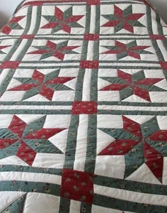 ANTIQUE BEAUTIFUL HAND MADE GREEN AND BURGUNDY STARS MOTIF COTON QUILT 90" X 100 - Bild 1 von 7