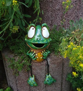 Keramik Frosch Gartenstecker Teich Kantensitzer mit Bammelbeinen Garten Deko  - Bild 1 von 5